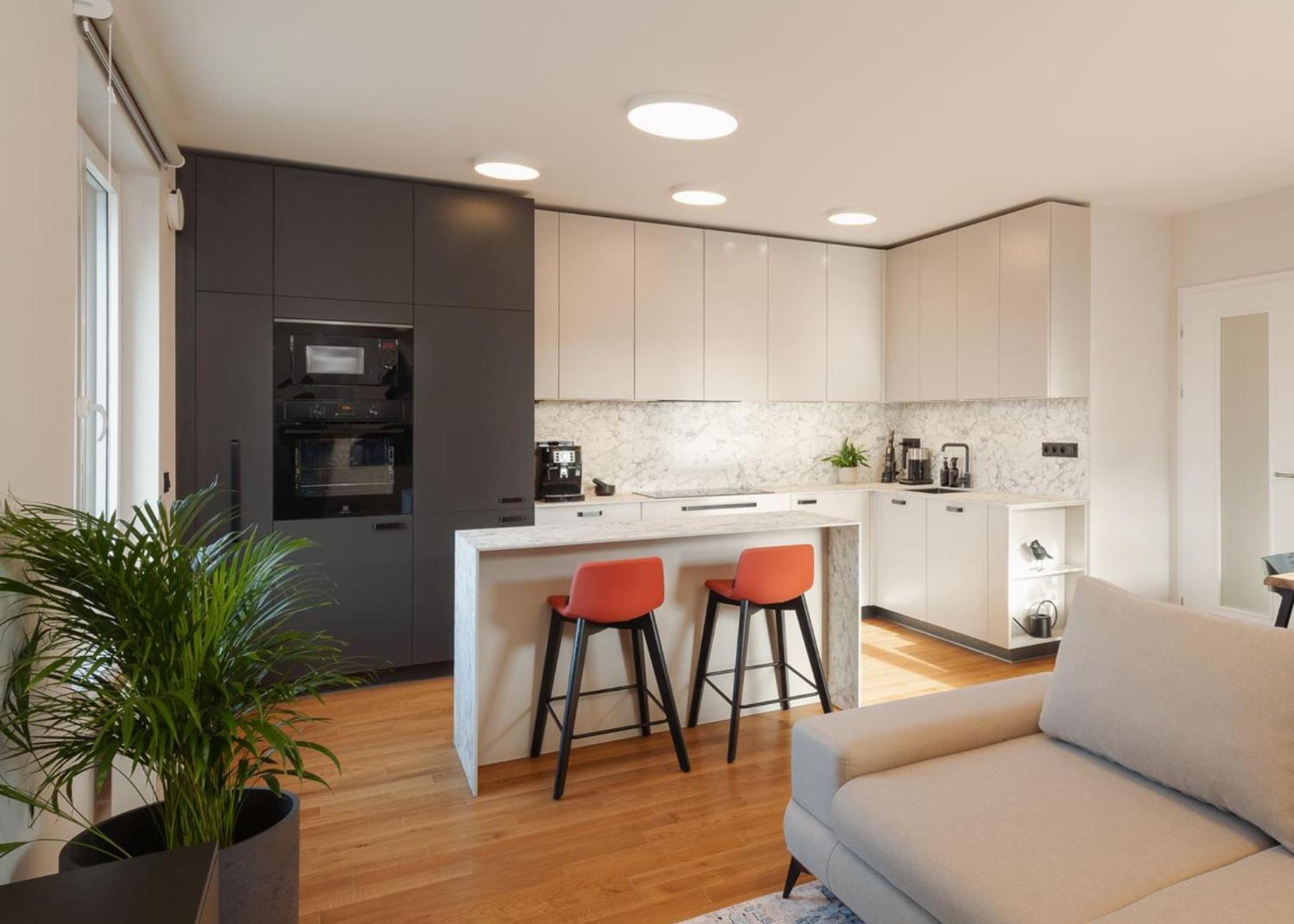Luxury Sunny - Garage Parking, Metro, Balcony, Ps5 With Games Apartment *